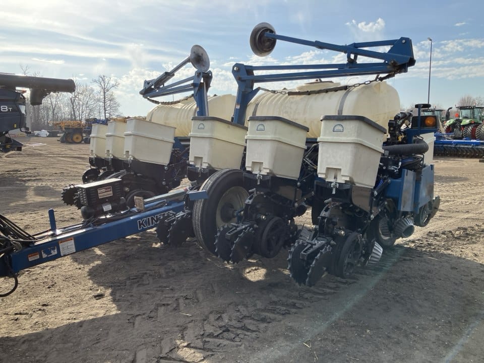 2000 Kinze 3200 Equipment Image0