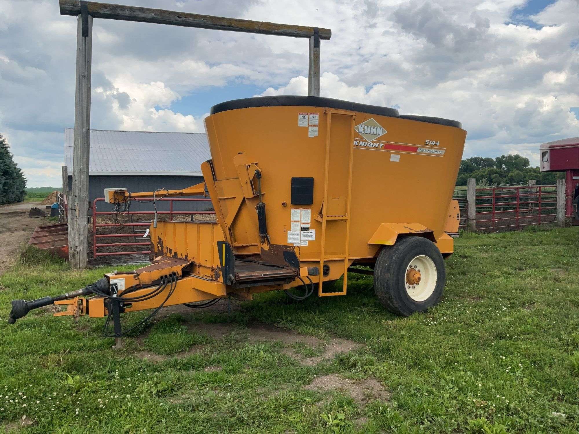 Kuhn Knight 5144 Equipment Image0
