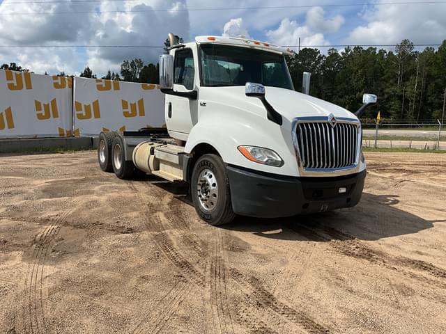 Image of International LT625 equipment image 2