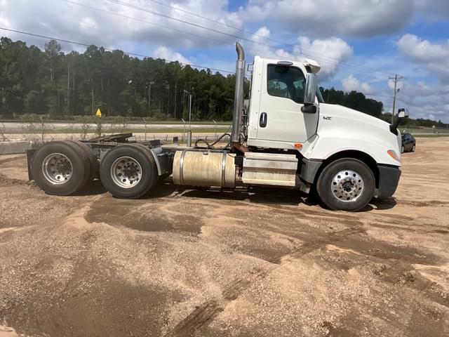 Image of International LT625 equipment image 3