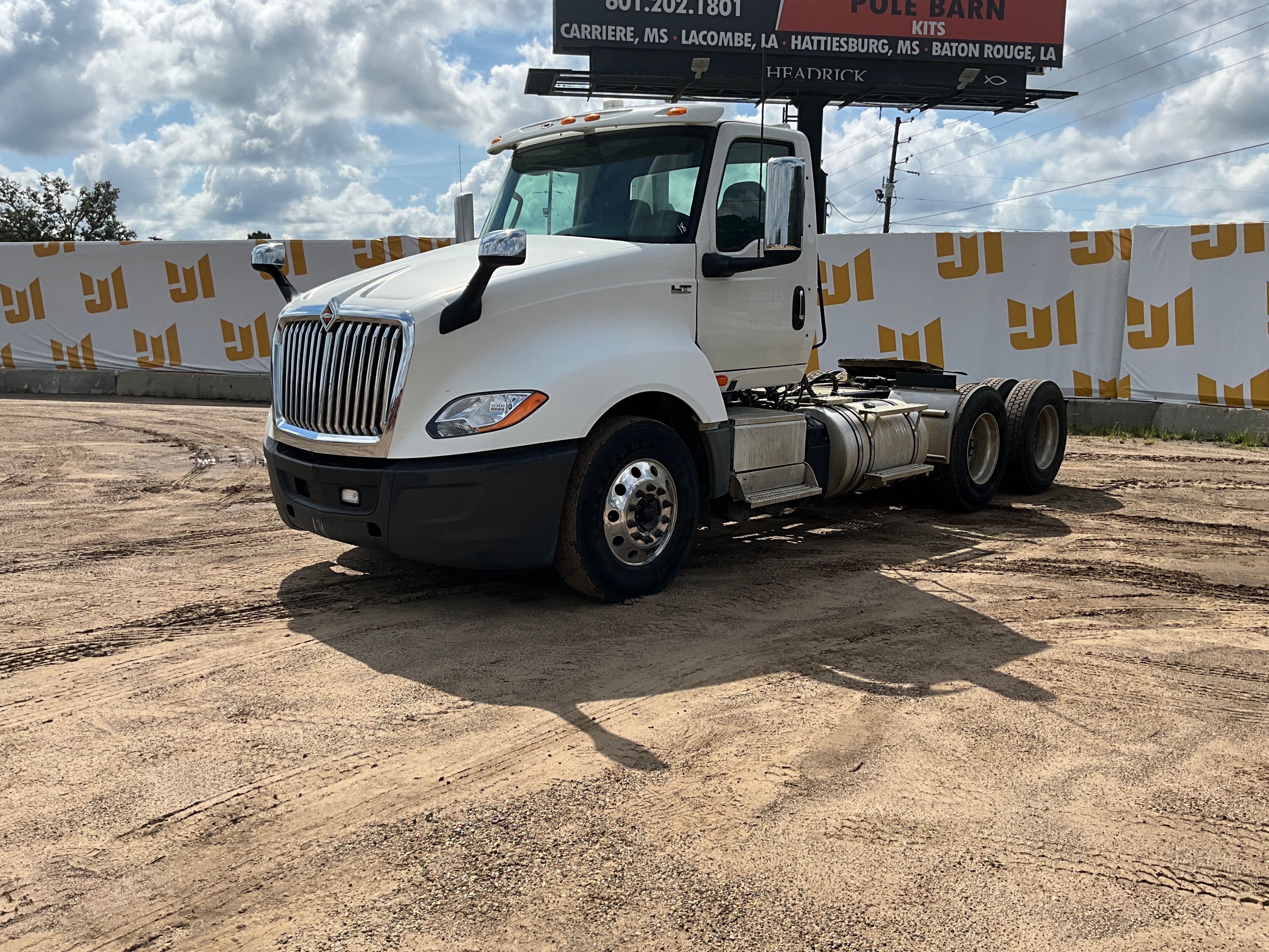 2018 International LT625 Equipment Image0