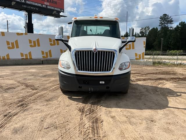 Image of International LT625 equipment image 1