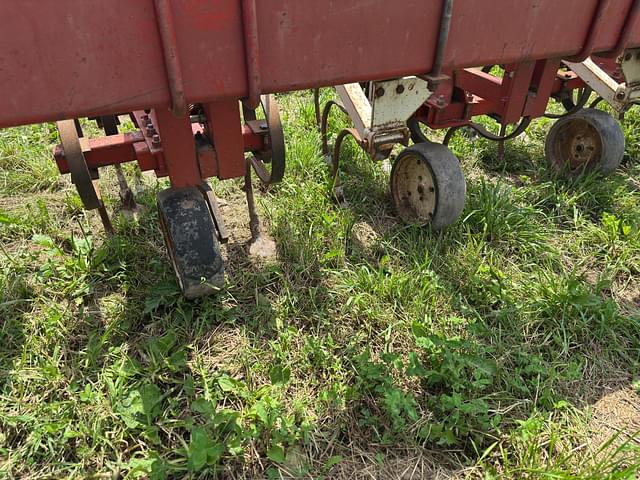 Image of International Harvester 133 equipment image 4