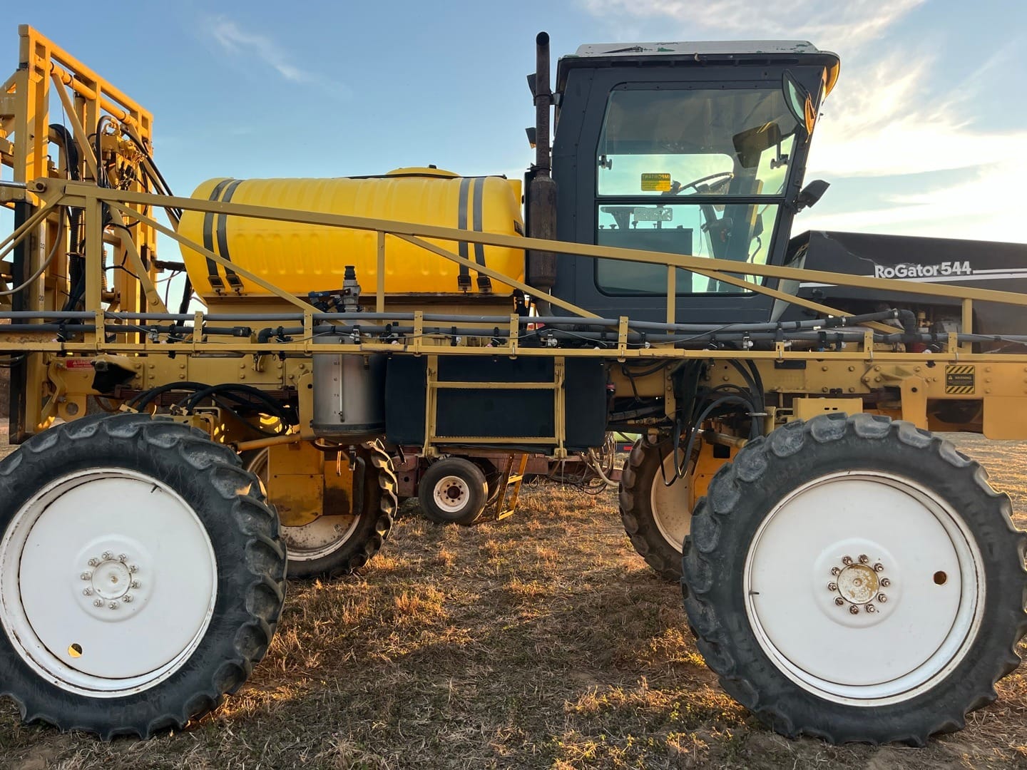 Ag-Chem Rogator 544 Equipment Image0