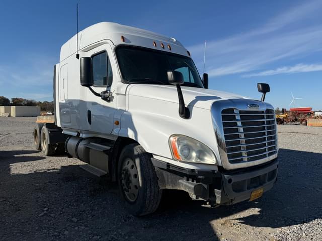Image of Freightliner Columbia equipment image 2