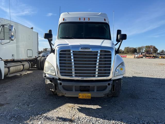 Image of Freightliner Columbia equipment image 1