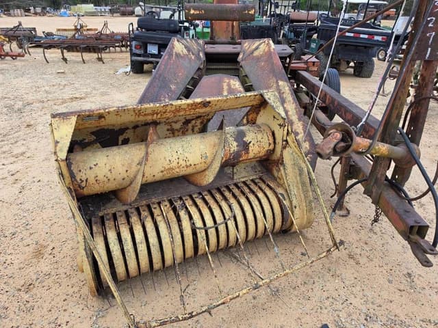 Image of New Holland 717 equipment image 4