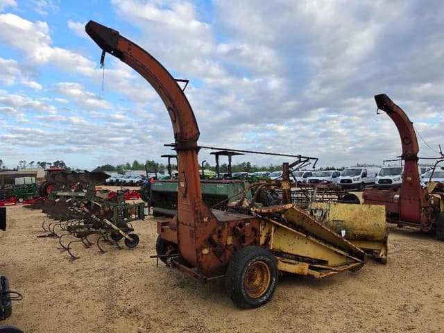 Image of New Holland 717 equipment image 2