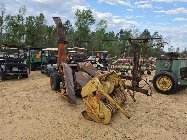 Image of New Holland 717 equipment image 3