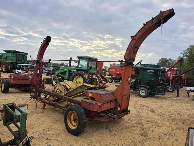 Image of New Holland 717 equipment image 1