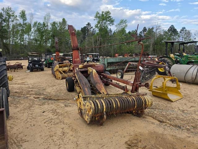 Image of New Holland 718 equipment image 3