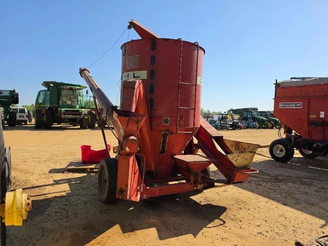 Image of Gehl 95 equipment image 1