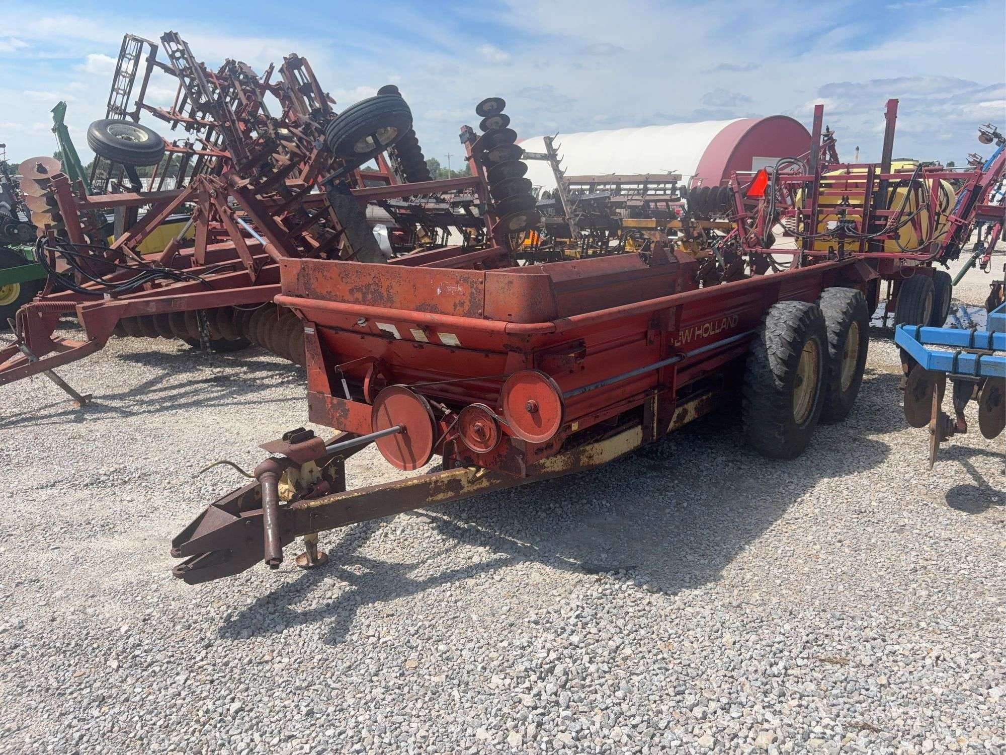 New Holland 676 Equipment Image0