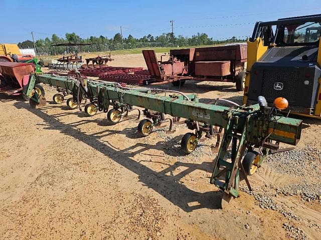 Image of John Deere 825 equipment image 1