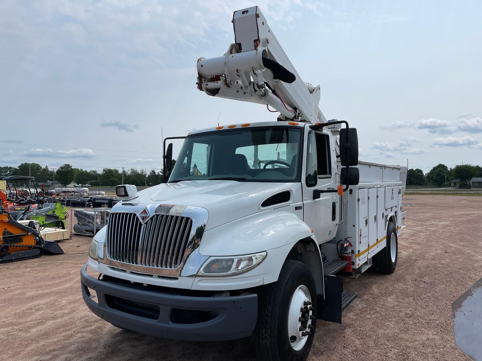 2014 International 4300 SBA Equipment Image0