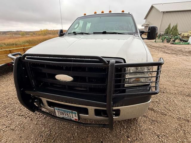 Image of Ford F-350 equipment image 4