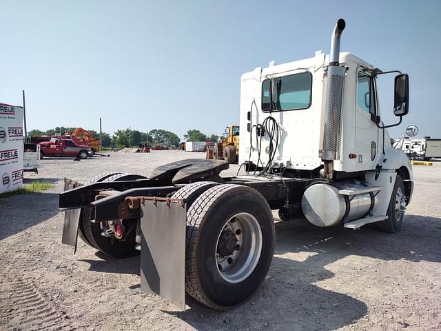 Image of Freightliner Columbia equipment image 4