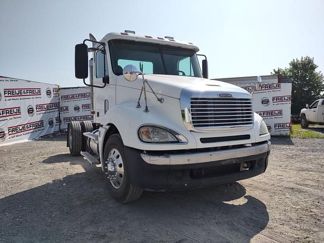 Image of Freightliner Columbia equipment image 2