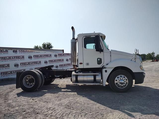 Image of Freightliner Columbia equipment image 3