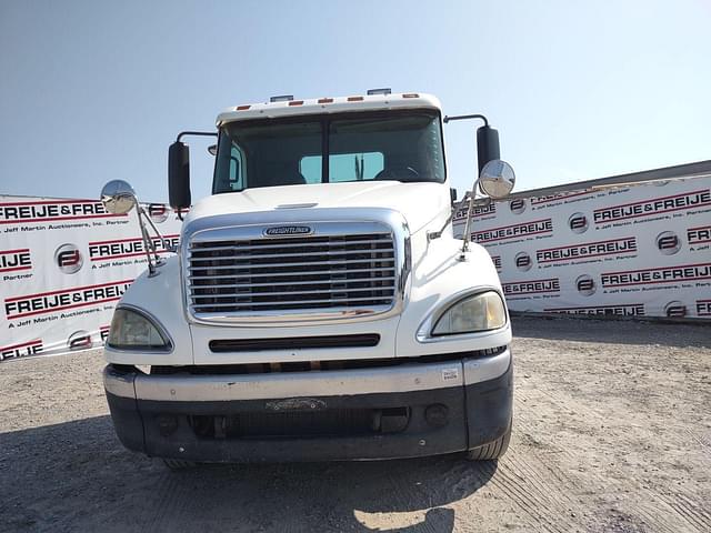 Image of Freightliner Columbia equipment image 1