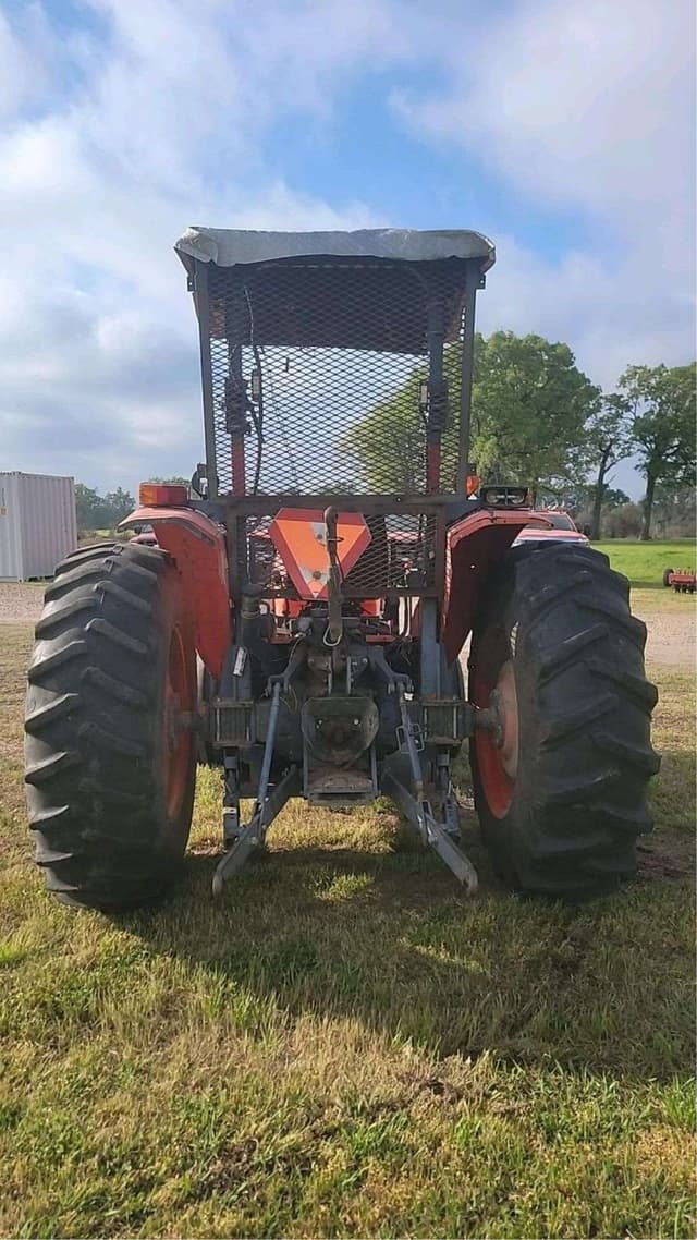 Image of Kubota M7040 equipment image 3