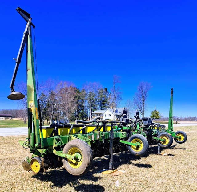Image of John Deere 7300 equipment image 1