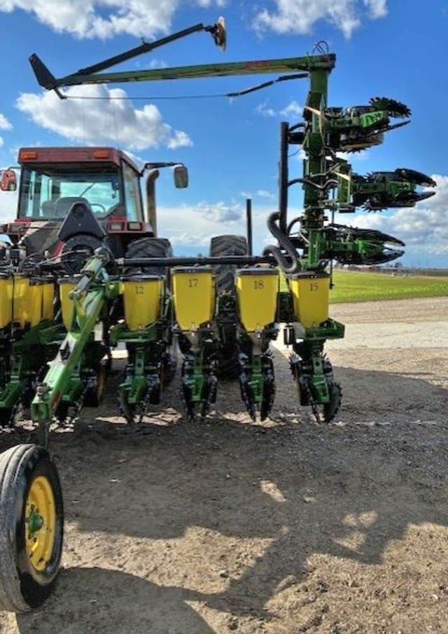 Image of John Deere 7300 equipment image 4