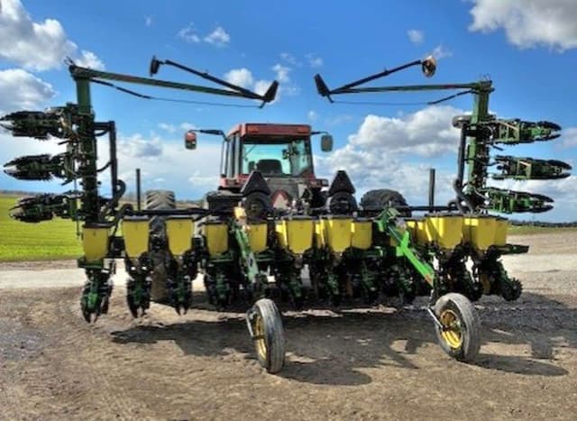 Image of John Deere 7300 equipment image 2