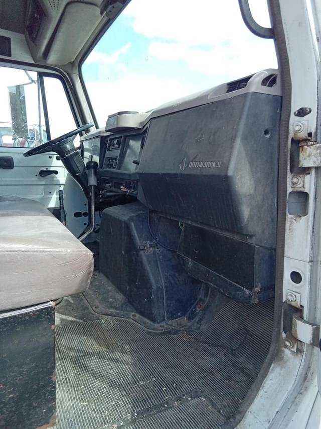 Image of International 4900 equipment image 3