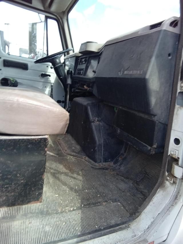 Image of International 4900 equipment image 4