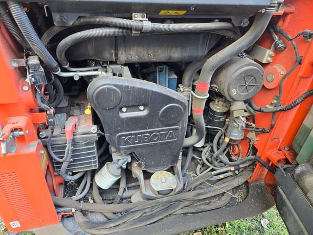 Image of Kubota SSV65 equipment image 3