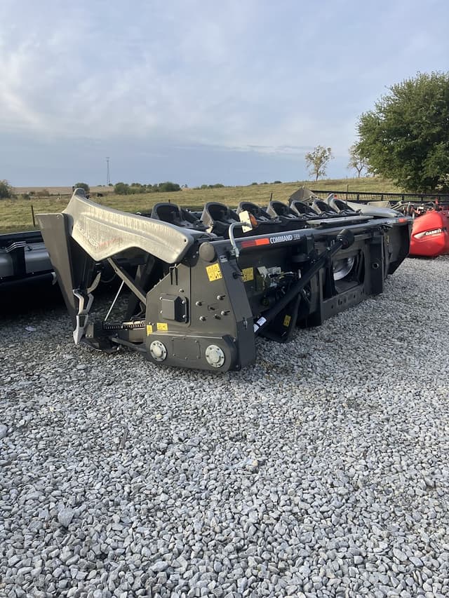 Image of Gleaner Command 3308 equipment image 2