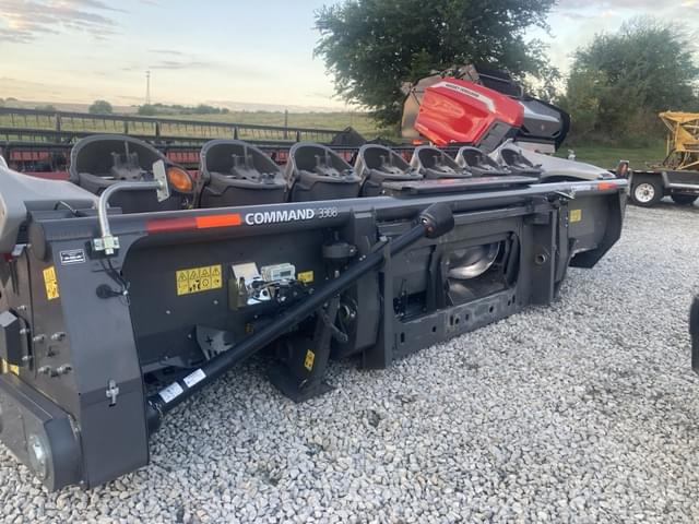 Image of Gleaner Command 3308 equipment image 2