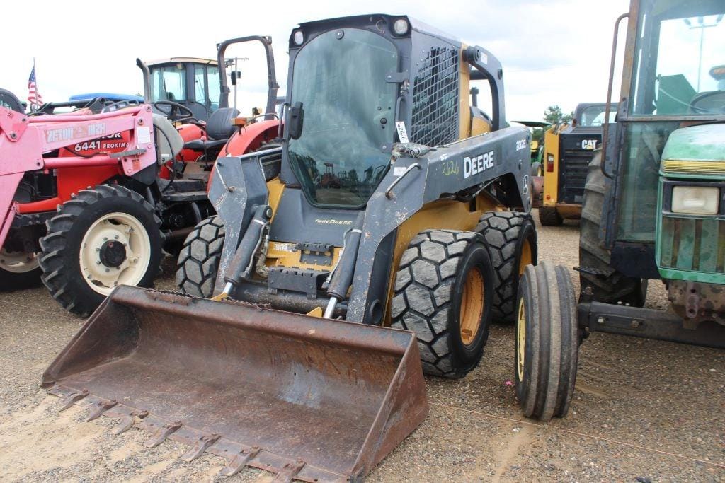 John Deere 332E Equipment Image0