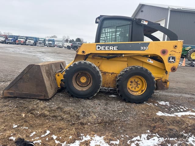 Image of John Deere 332 equipment image 1