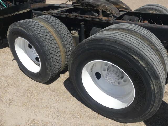 Image of Ford L9000 equipment image 4