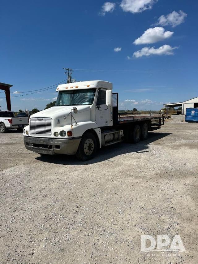 Image of Freightliner Century Class equipment image 2