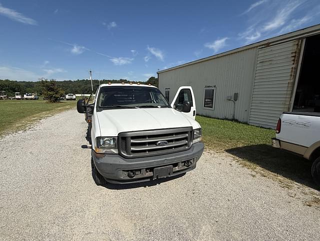 Image of Ford F-350 equipment image 3