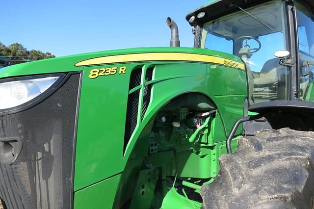 Image of John Deere 8235R equipment image 3