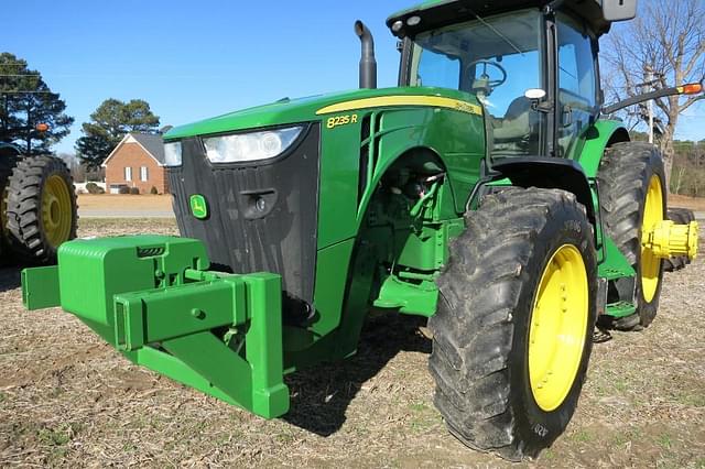 Image of John Deere 8235R equipment image 1