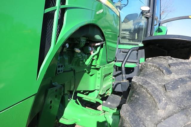 Image of John Deere 8235R equipment image 4