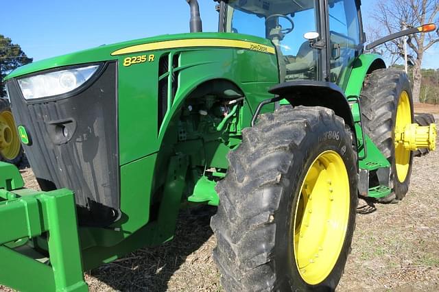 Image of John Deere 8235R equipment image 2