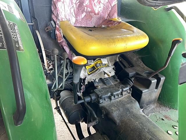 Image of John Deere 5105 equipment image 2