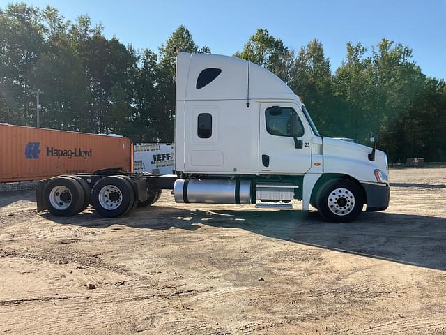 Image of Freightliner Cascadia equipment image 3