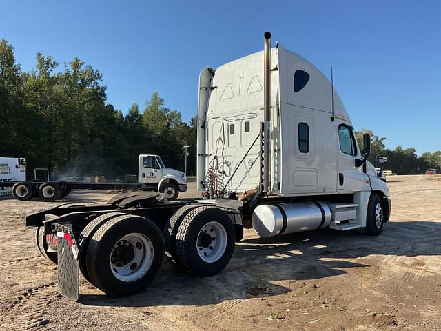 Image of Freightliner Cascadia equipment image 4