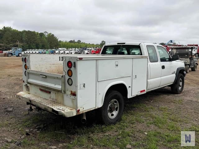 Image of Chevrolet Silverado equipment image 3