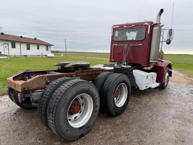 Image of Peterbilt 385 equipment image 4