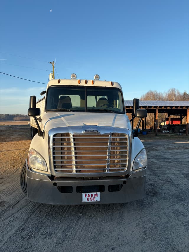 Image of Freightliner Cascadia equipment image 1