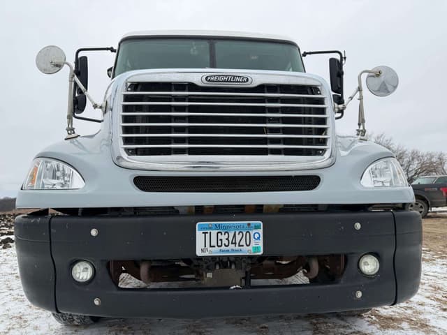 Image of Freightliner Columbia equipment image 4