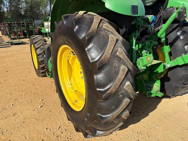 Image of John Deere 5100E equipment image 4